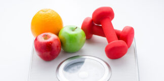 Waga, owoce i ciężarki – symbole zdrowego odchudzania