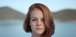 Jak wpływają czynniki środowiskowe na rozwój emocjonalny i społeczny dziecka?