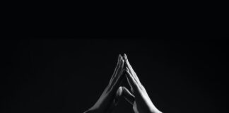 Jakie są etapy rozwoju społecznego i jakie wyzwania i korzyści wynikają z każdego z nich?