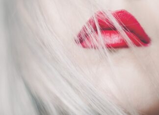 Z czego zrobione są pomadki do ust?