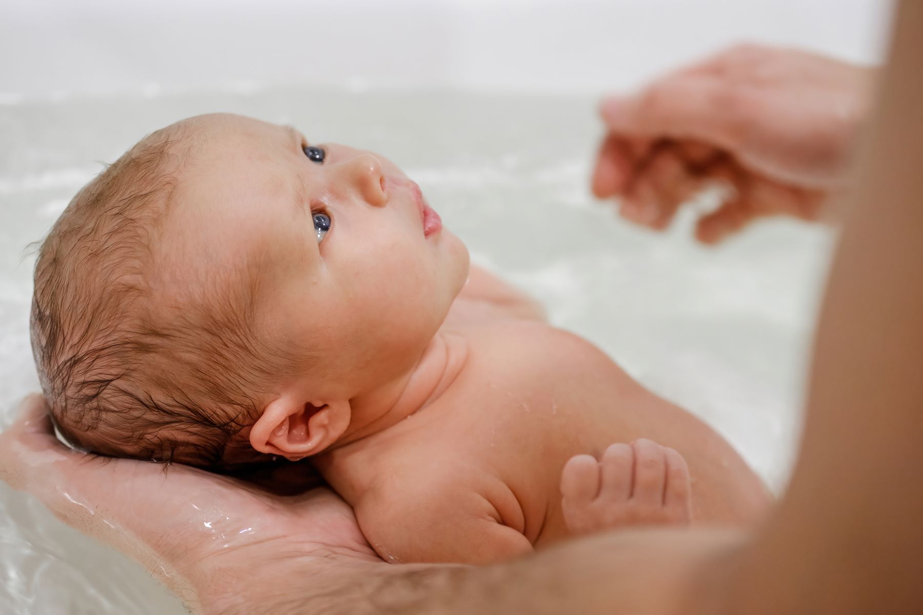 Kiedy najlepiej kąpać noworodka